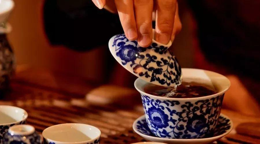 铁罐vs三层包装法，各有什么优缺点？谁能更好地存出老白茶？